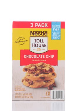 IRVINE, CALIFORNIA - 28 Mayıs 2021: Bir kutu Nestle Gişesi Çikolatalı Kurabiye Hamuru.