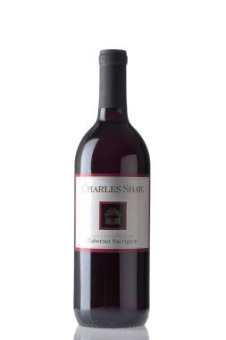 IRVINE, CALIFORNIA - 2 HAZİRAN 2021: Bir şişe Charles Shaw Cabernet Sauvigon, Tüccar Joes özel etiketli şarap indirimi.