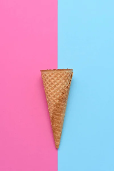 Cono Gelato Sfondo Blu Rosa Flat Lay Stile Minimalista — Foto Stock