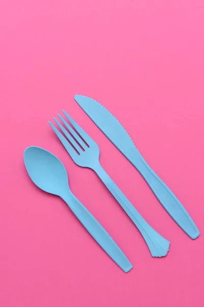 Высокоугольный Плоский Лежал Синий Пластик Розовом Фоне Модный Минимальный Стиль — стоковое фото