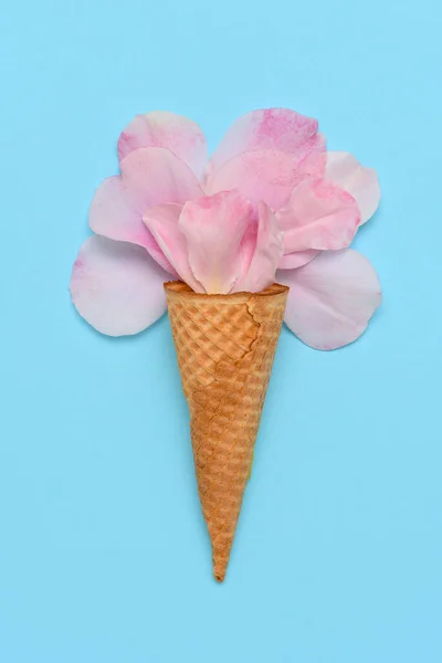 Rosafarbene Rosenblätter Einer Eiscremekegel Auf Blauem Hintergrund Flaches Minimalistisches Styling — Stockfoto