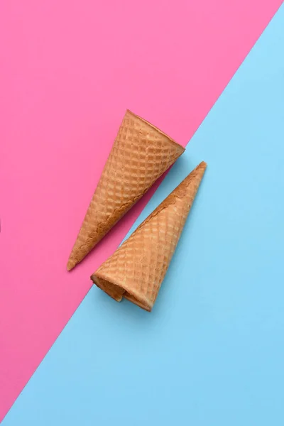 Dois Ice Cream Cones Fundo Azul Rosa Flat Lay Estilo — Fotografia de Stock