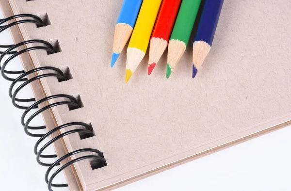 Renkli Kalemler Bir Çizim Defterindeki Beş Renkli Kalemin Kapatılması — Stok fotoğraf