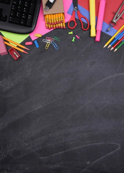 Skolmaterial Fortfarande Liv Raderade Chalkboard Diverse Skolmaterial Med Kopieringsutrymme — Stockfoto