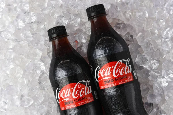 美国加利福尼亚州Irvine 2021年6月26日 将两瓶可口可乐零号塑料瓶放在冰床上 — 图库照片