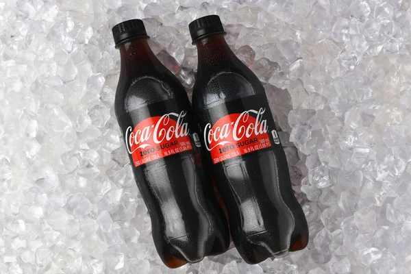 美国加利福尼亚州Irvine 2021年6月26日 两瓶可口可乐零号塑料瓶在冰床上 — 图库照片