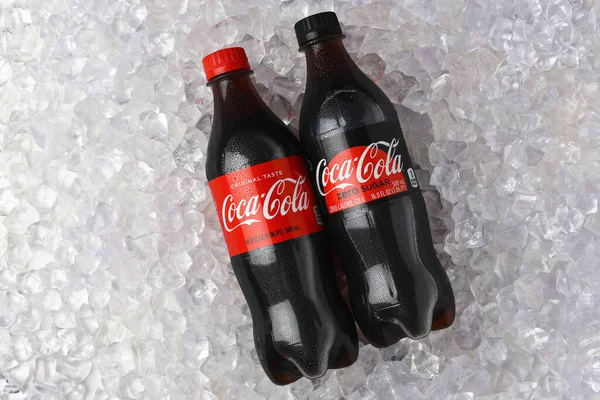 美国加利福尼亚州Irvine 2021年6月26日 一瓶可口可乐和可口可乐零放在冰床上 — 图库照片