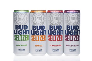 IRIVNE, CALIFORNIA - 2 Temmuz 2021 Bud Light Seltzer. Dört kutu, Limon, Mango, Çilek ve Siyah Kiraz aromalı beyaz. 