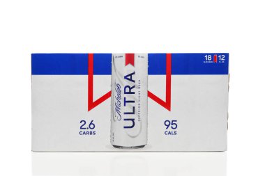 IRIVNE, CALIFORNIA - 2 Temmuz 2021: 18 paket Michelob Ultra İnce Bira.  