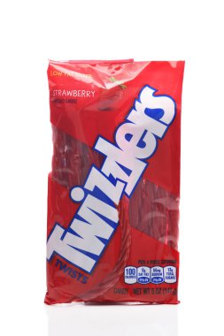 IRIVNE, CALIFORNIA - 3 Temmuz 2021 Hershey Company 'den bir paket Twizzler Strawberry Twist şekeri.