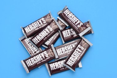 IRIVNE, CALIFORNIA - 3 HAZİRAN 2021: Mavi üzerine Hersheys çikolatalı abur cubur yığını.