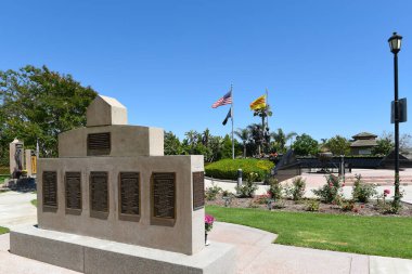 BATI, CALIFORNIA - 5 Temmuz 2021: Ulusal Şükran Anıtı, Paracel Adaları Savaş Anıtı ve Vietnam Savaşı Anıtı Sid Goldstein Özgürlük Parkı 'nda.