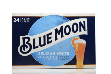 IRIVNE, CALIFORNIA - 17 JUL 2021: Beyaz üzerinde 24 paket Blue Moon Belçika Beyaz Bira kutusu.