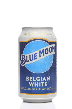 IRIVNE, CALIFORNIA - 17 JUL 2021: Beyaz üzerinde yoğunlaşma olan soğuk bir Mavi Ay Belçika Beyaz Birası kutusu.