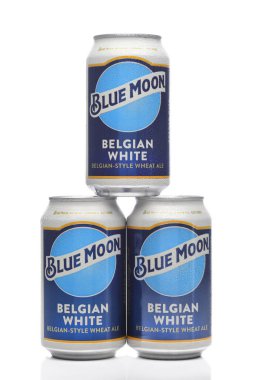IRIVNE, CALIFORNIA - 17 JUL 2021: Beyaz üzerinde yoğuşma olan üç kutu Blue Moon Belçika Beyaz Birası.