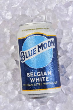 IRIVNE, CALIFORNIA - 17 JUL 2021: Buz yatağında bir kutu Mavi Ay Belçika Beyaz Birası.