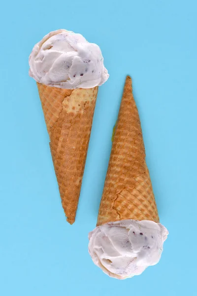 Zwei Chocolate Chip Ice Cream Zapfen Auf Blauem Hintergrund Flaches — Stockfoto