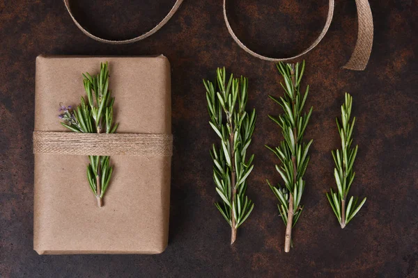 Flach Lag Stillleben Mit Einem Schlichten Braunen Papier Umwickelt Geschenk — Stockfoto