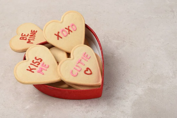 Una Caja Forma Corazón Rebosante Formas Corazón Galletas Azúcar Con —  Fotos de Stock