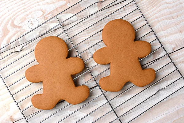 Peperkoek mannen op koeling rack — Stockfoto