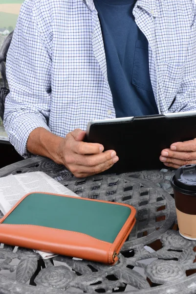 Hombre en Internet Café al aire libre — Foto de Stock