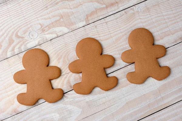 Três biscoitos de gengibre sem decoração — Fotografia de Stock