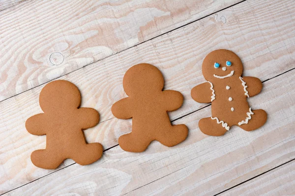 Três biscoitos de gengibre um decorado — Fotografia de Stock