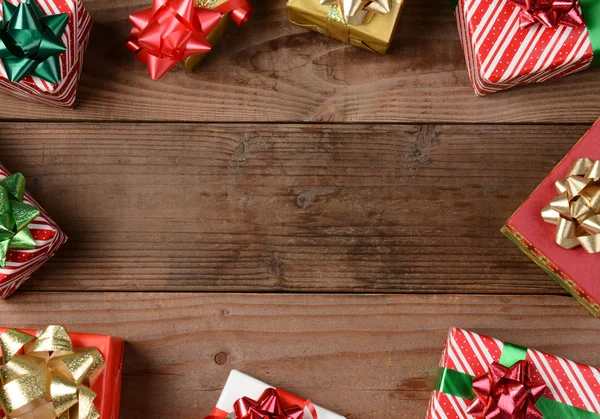 Rústico piso de madera regalos de Navidad — Foto de Stock