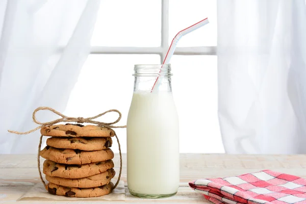 Mjölk och choklad bit kakor — Stockfoto