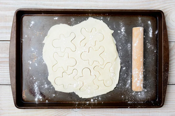 Пряничные человечки из теста печенья — стоковое фото