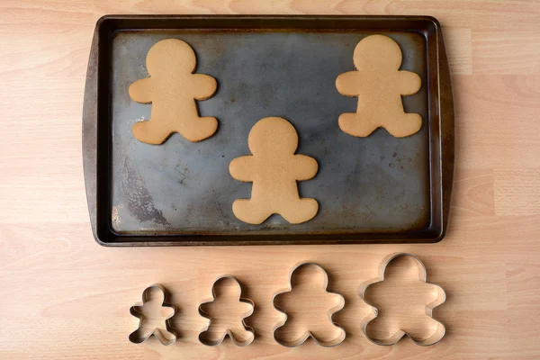 Cozimento Gingerbread Men — Fotografia de Stock