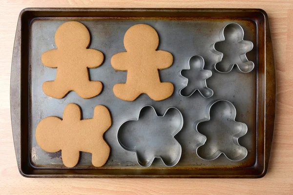 Biscoitos e cortadores de gengibre — Fotografia de Stock