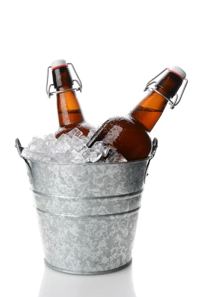Cubo con dos cervezas de Filp Top — Foto de Stock