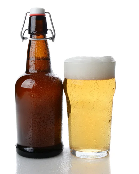 Swing Top botella de cerveza y vidrio —  Fotos de Stock