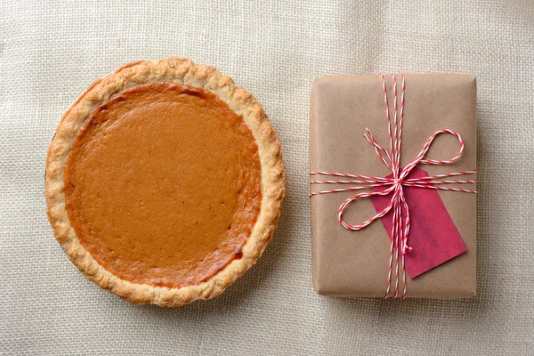 Pumpkin Pie and Present — Stockfoto