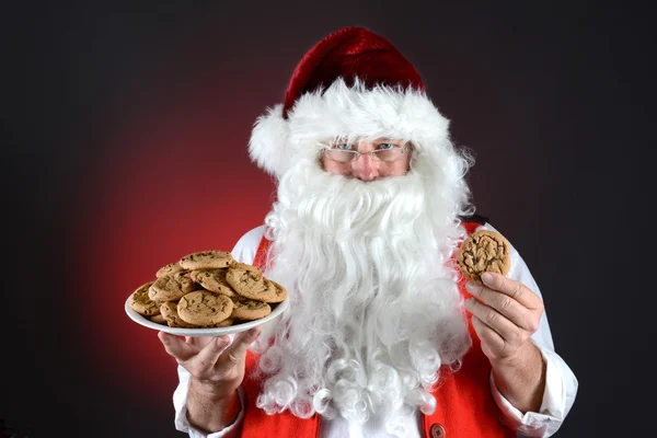 Weihnachtsmann mit Teller Plätzchen — Stockfoto