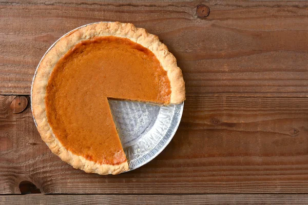 Torta di zucca tagliata sulla tavola di legno — Foto Stock