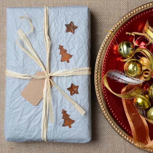 Kerstcadeau en ornamenten — Stockfoto