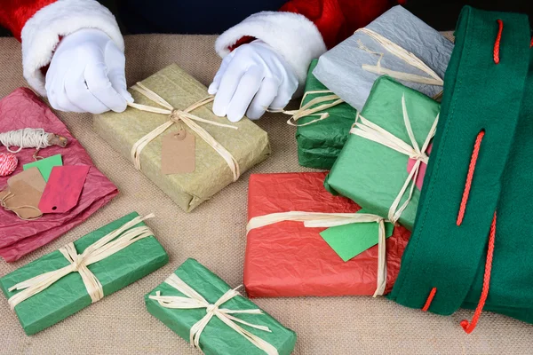 Santa Zawijanie prezenty świąteczne — Zdjęcie stockowe