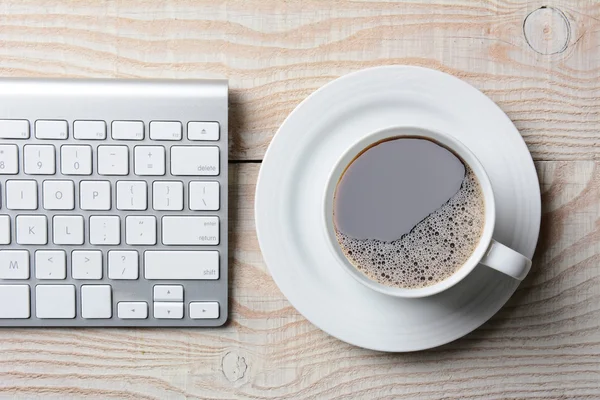 Tastatur und Kaffee — Stockfoto