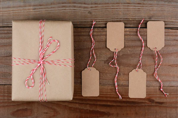 Platte verpakt pakket en Gift Tags — Stockfoto