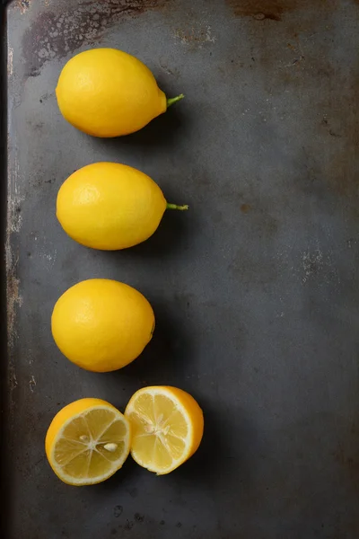 Zitronen auf Blech — Stockfoto