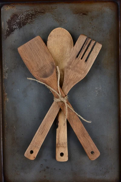 Utensílios de madeira amarrados com fio — Fotografia de Stock