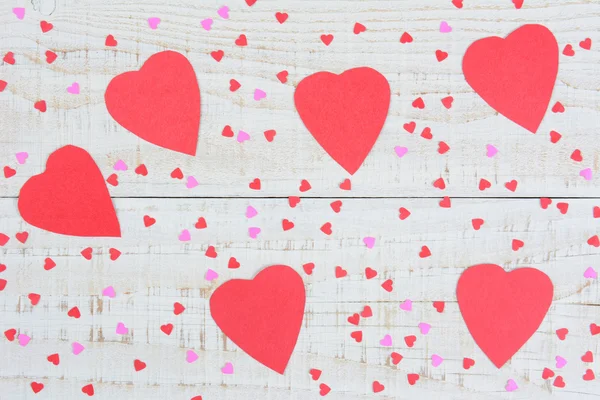 Corazones de papel en una mesa de madera — Foto de Stock