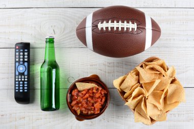TV uzaktan, Salsa, bira, cips ve futbol