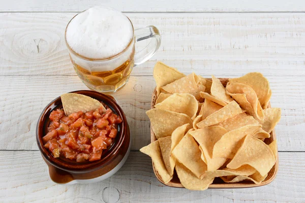 Cerveja, batatas fritas e salsa — Fotografia de Stock