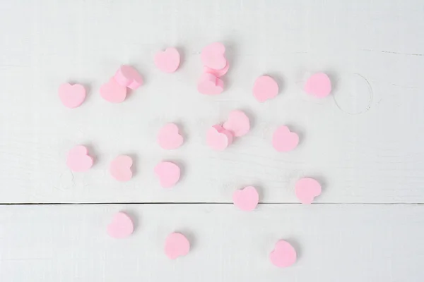 Corazones de caramelo rosa en blanco — Foto de Stock