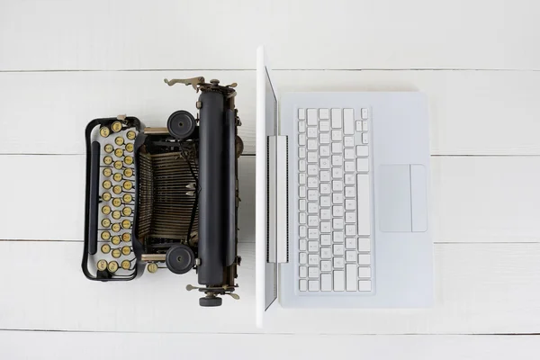 Laptopa i do pisania — Zdjęcie stockowe