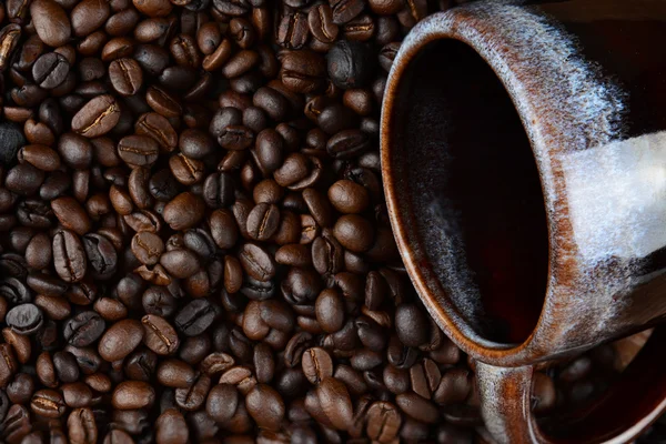 Mugg på kaffebönor — Stockfoto