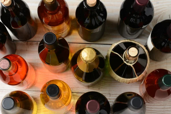 Garrafas de vinho de alto ângulo — Fotografia de Stock